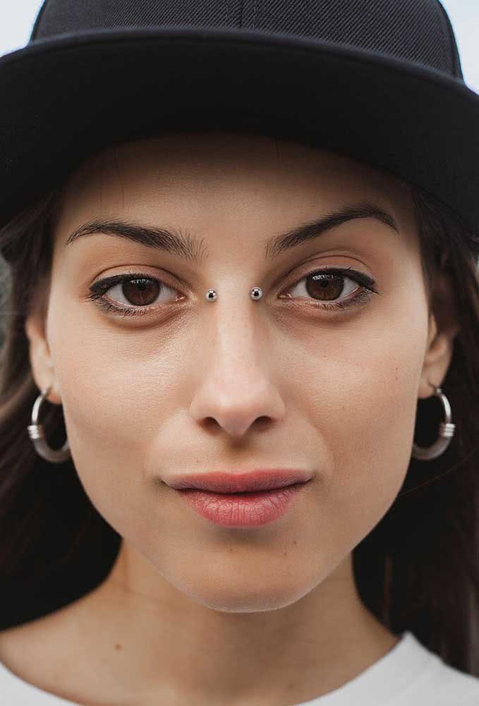 Brigde piercing feminino (Imagem: @bodymod.eu)