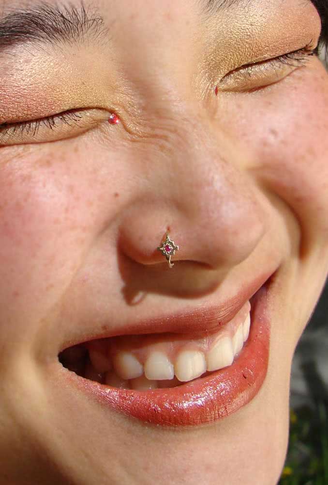 Piercing no nariz com argola e pedrinha (Imagem: Etsy)