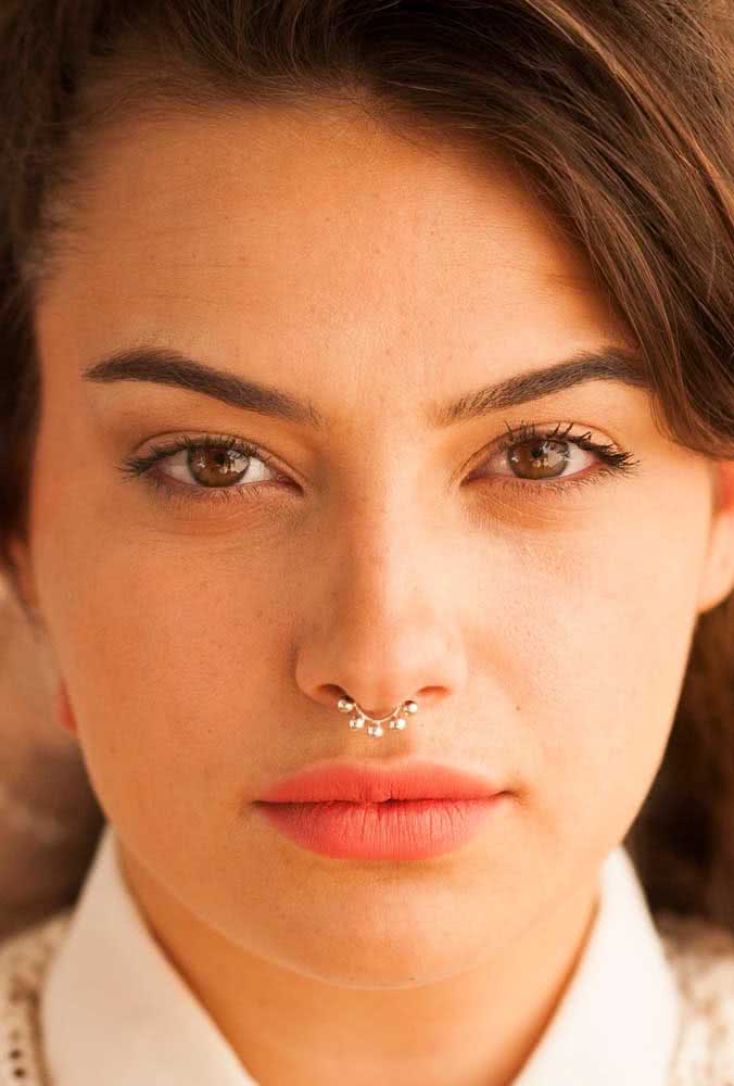 Piercing no septo indiano para trazer aquele charme a mais para o look (imagem: Etsy)