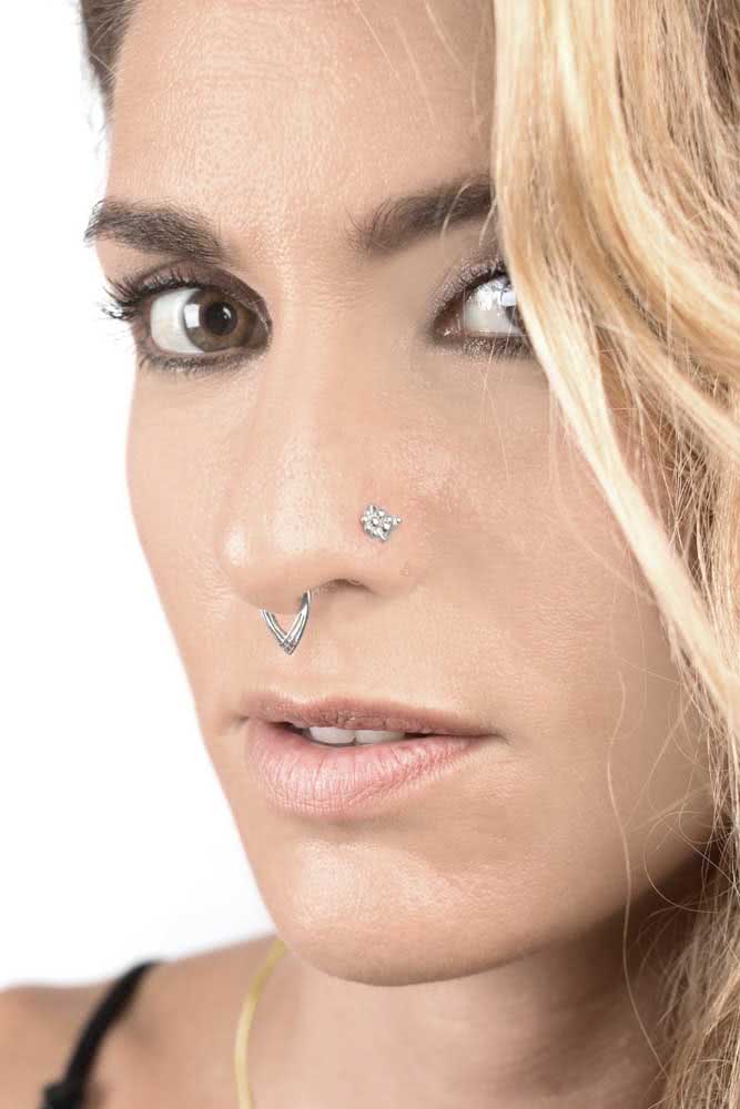 Piercing no septo pequeno combinando com o piercing lateral (imagem: Etsy)