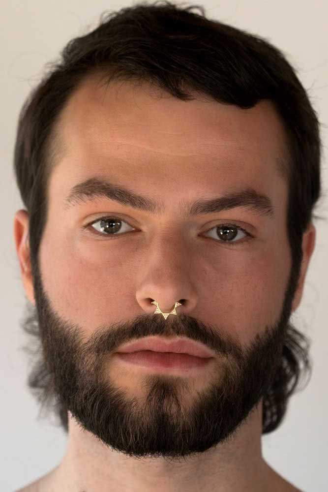 O piercing no septo masculino pode e deve receber uma joia mais elaborada (imagem: Etsy)