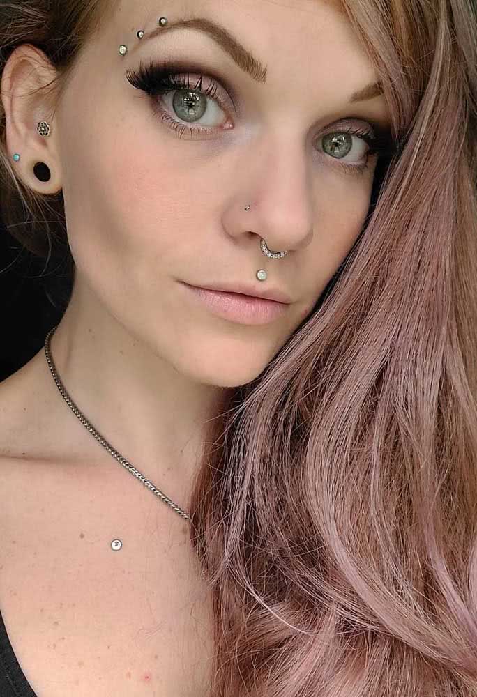 Harmonizar e combinar todos os piercings do rosto é uma tarefa importante (imagem: @aurora.bambi.puff)