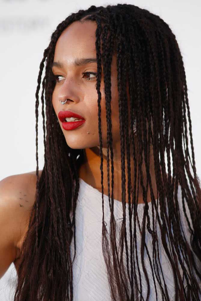 Piercing no septo feminino com detalhes brilhantes (imagem: Zoe Kravitz)