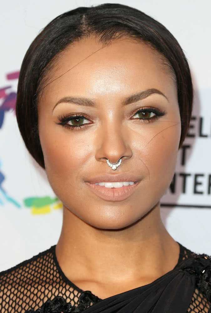 Para cada ocasião, um piercing no septo diferente (imagem: Kat Graham)