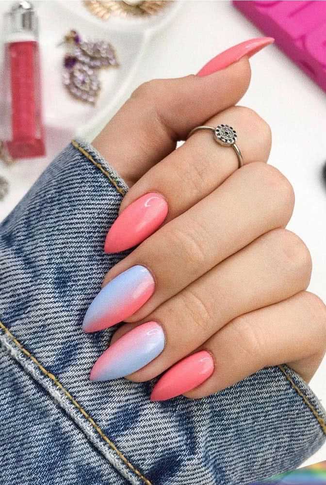 Degradê do rosa para o azul nas unhas gêmeas dão um charme a essa composição em stiletto.