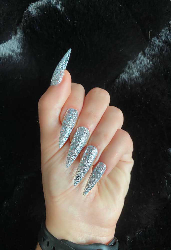 Use a transparência natural da unha de gel como elemento de composição da sua unha stiletto decorada, como nesta aqui que usa somente uma base com glitter azul. 