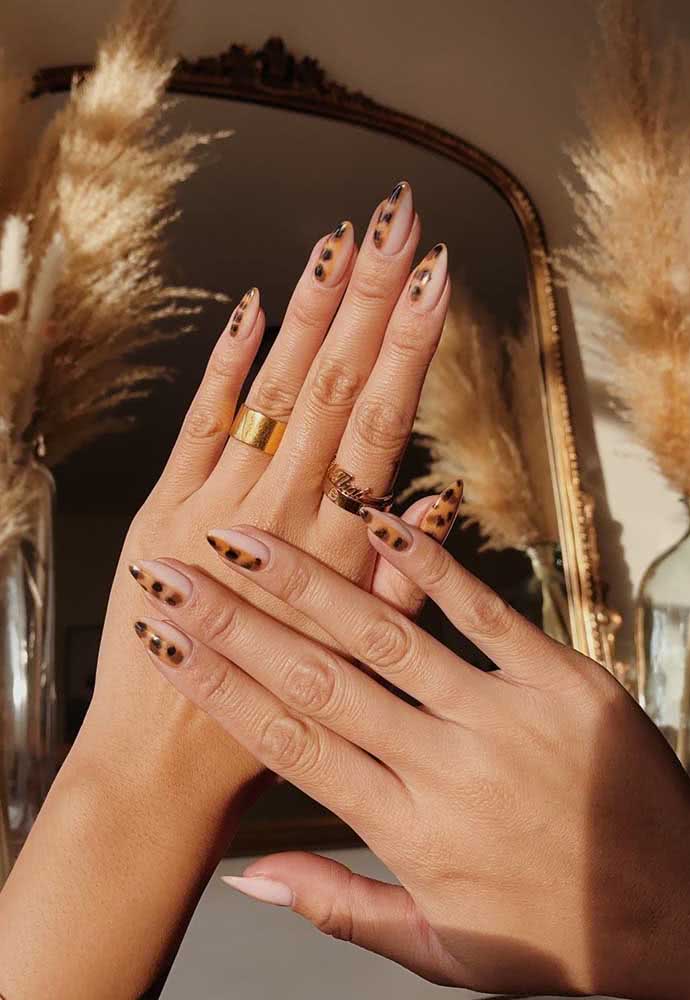 Aproveite o tamanho da unha stiletto para fazer uma half nail dividida no sentido do comprimento como nessa aqui com animal print de um lado e esmalte rendinha do outro.