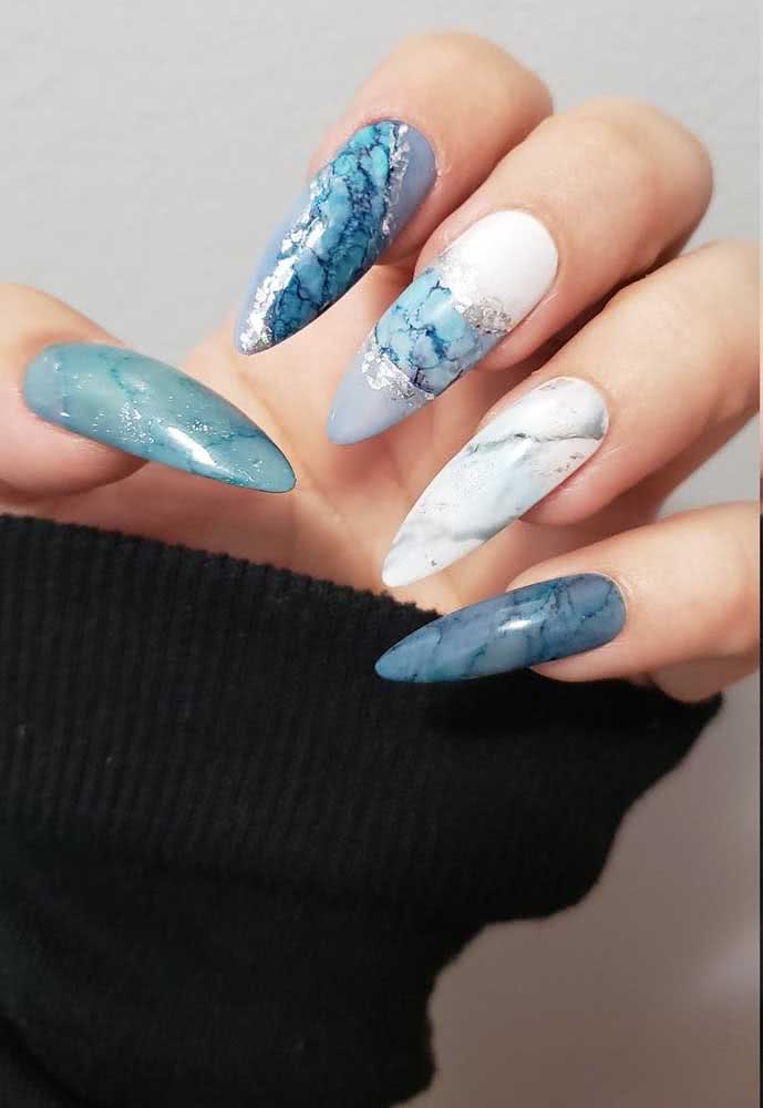 Outra inspiração de unha stiletto marmorizada, dessa vez em tons de azul e branco.