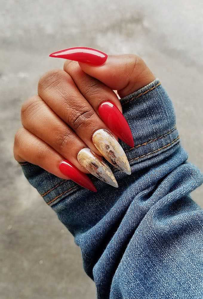 Unhas gêmeas brancas com pinceladas douradas fazem a composição perfeita com vermelho vivo.