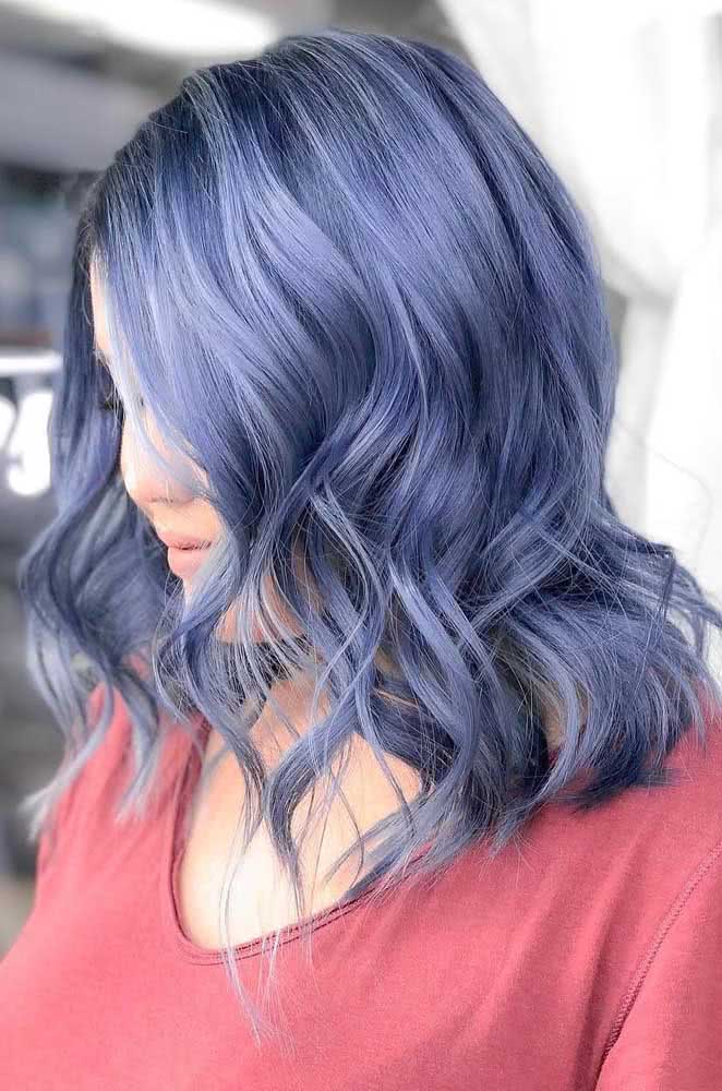Que tal um cabelo azul levemente arroxeado?