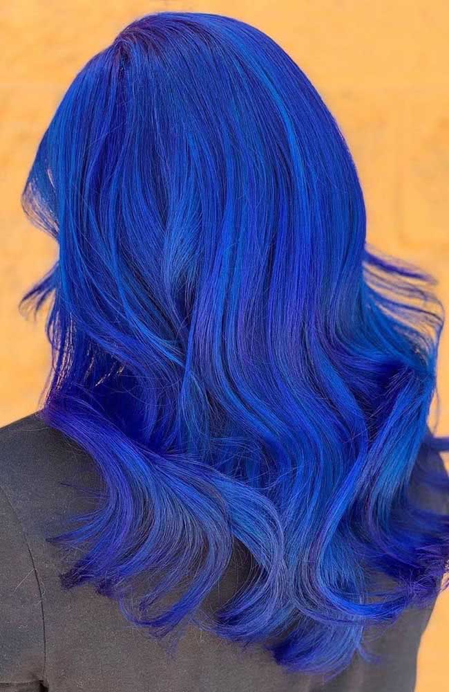 Cabelo azul royal pra se jogar de vez na cor