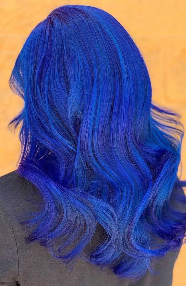 Cabelo azul royal pra se jogar de vez na cor