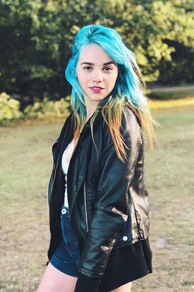 E o que acha de um cabelo azul de pontas laranjas?