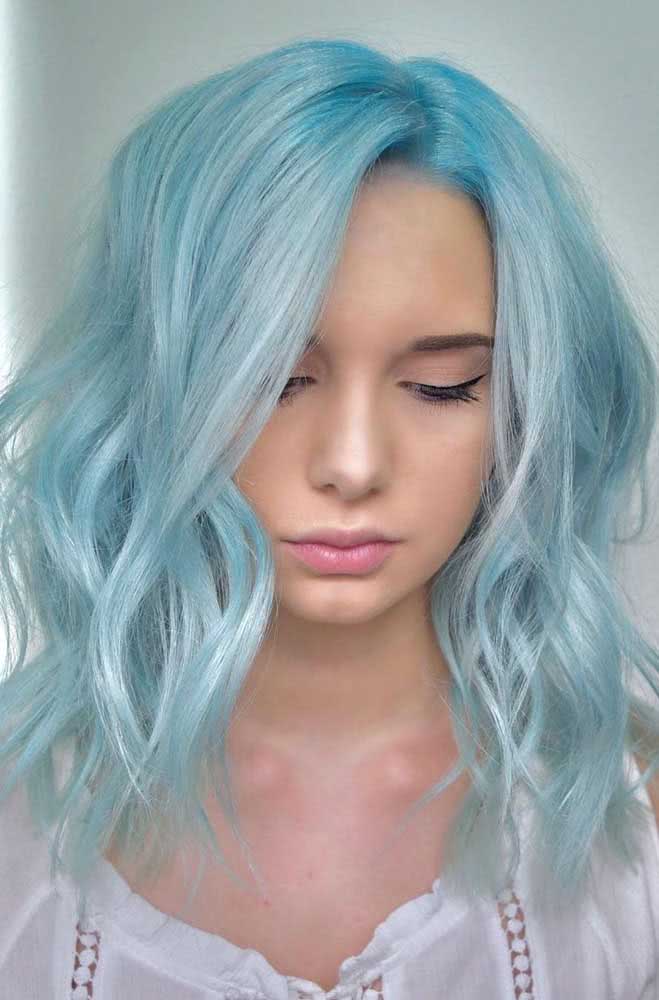 O cabelo azul claro é delicado e marcante