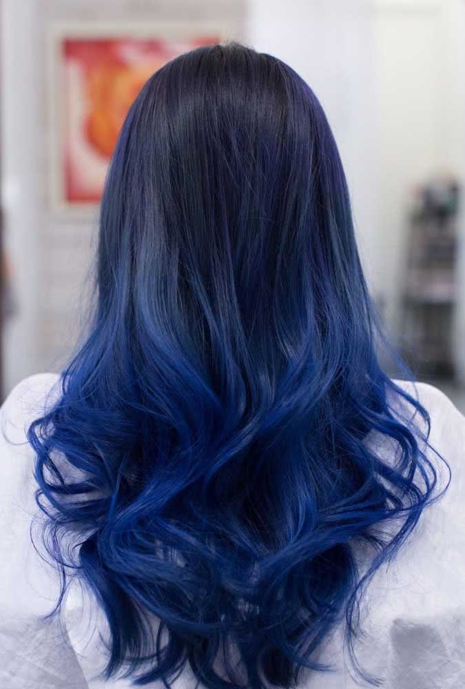 Degrade de azul escuro para o cabelo longo