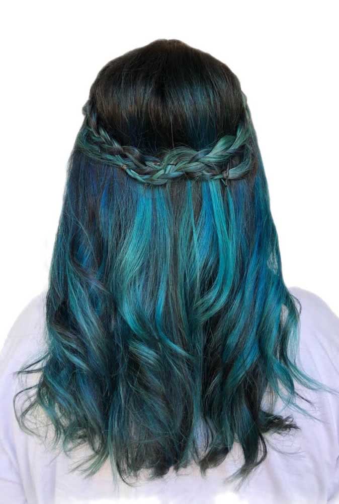 A trança ajuda a deixar o cabelo azul ainda mais bonito