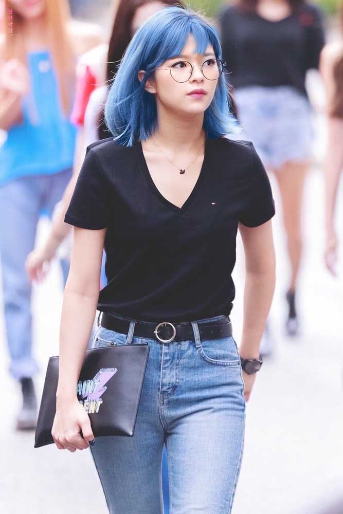 O look casual ficou lindo com o cabelo azul