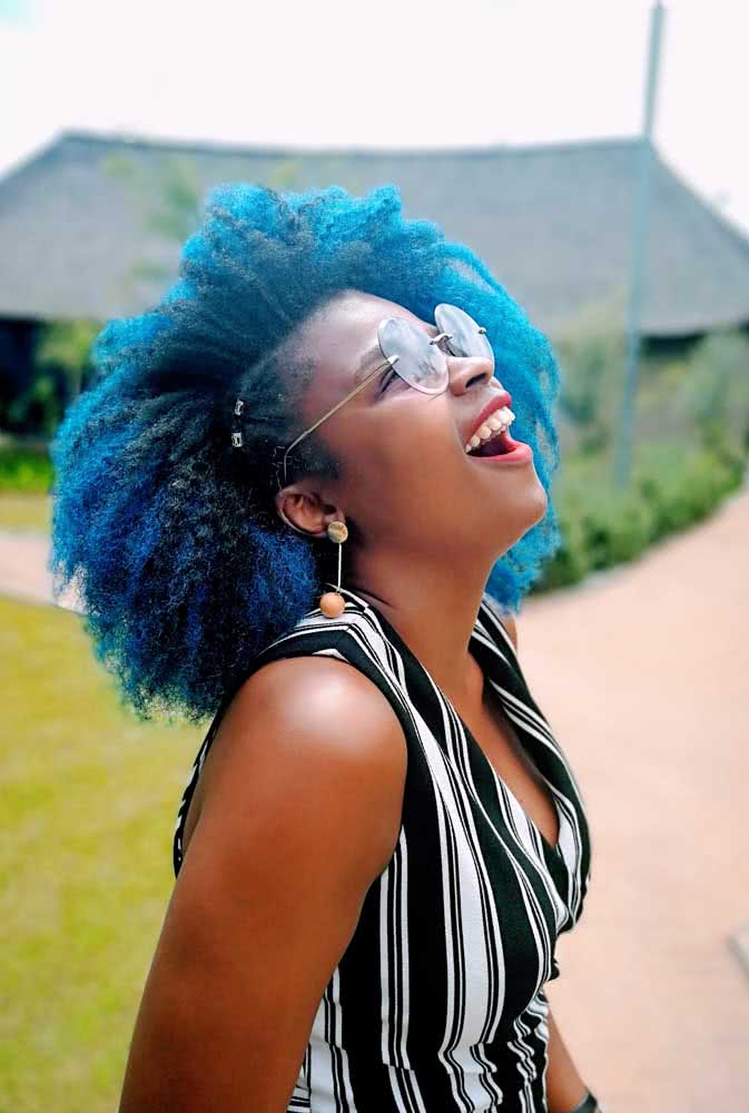 Cabelo afro e azul, sim senhora!