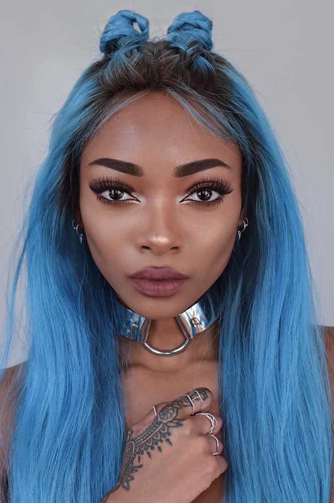 Cabelo azul e pele negra!