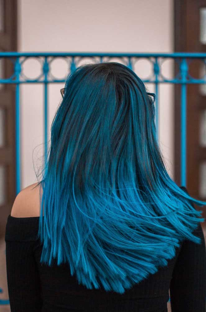 Cabelo azul turquesa nos fios castanhos