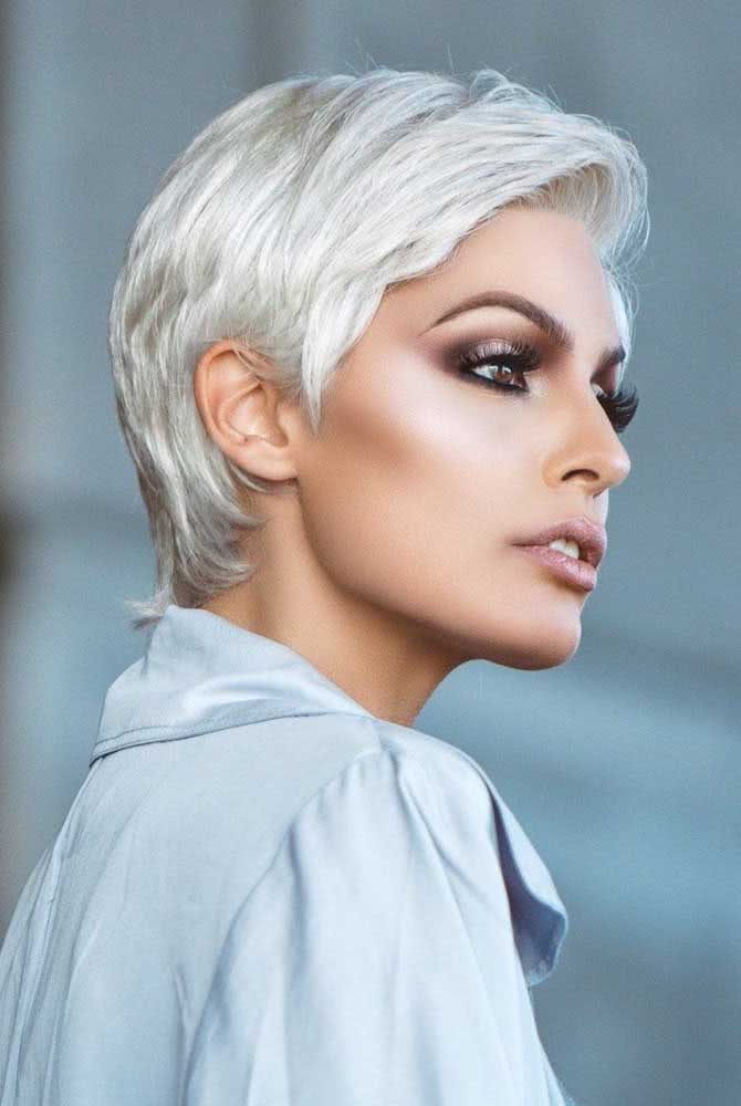 Cabelo platinado curtinho ou, se preferir, pixie cut