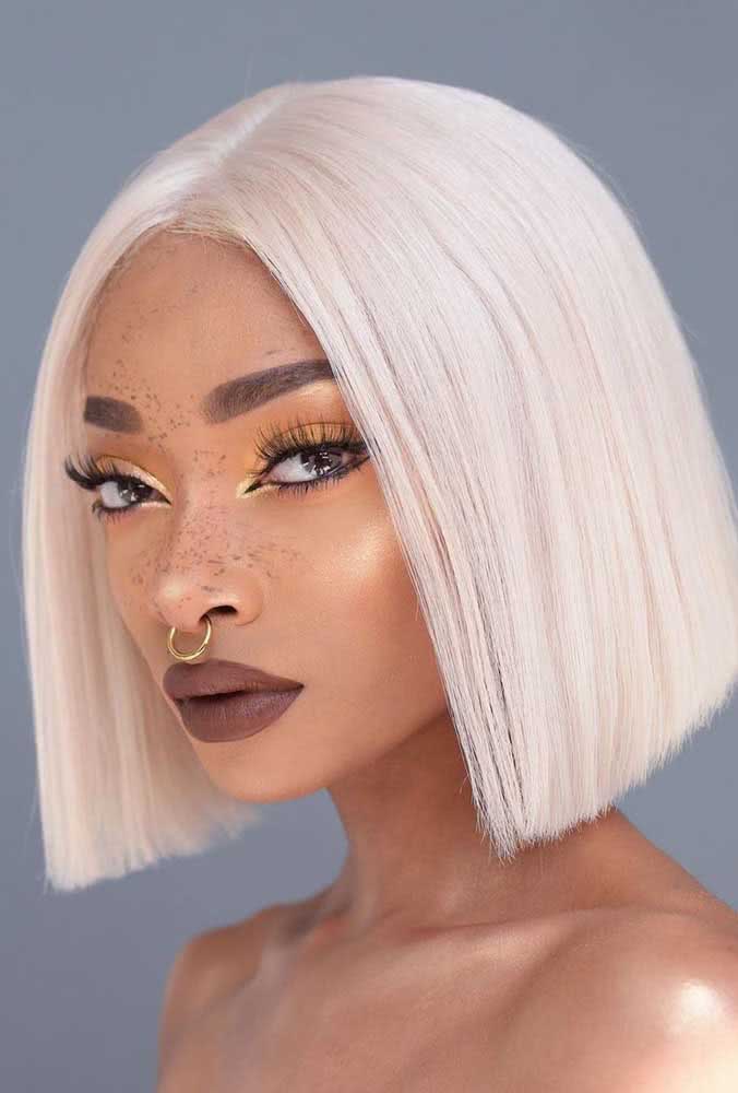 Cabelo platinado para pele morena: o tom se ajusta fácil em qualquer tipo de pele