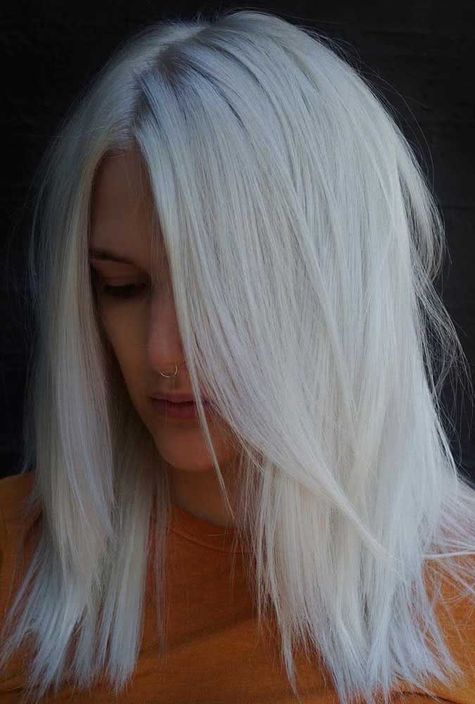 Cabelo liso platinado da raiz as pontas