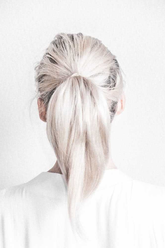 Cabelo platinado em um visual despojado com o rabo de cavalo