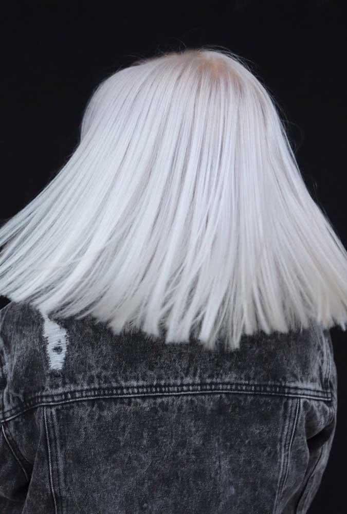 Corte reto e simples para o cabelo platinado médio