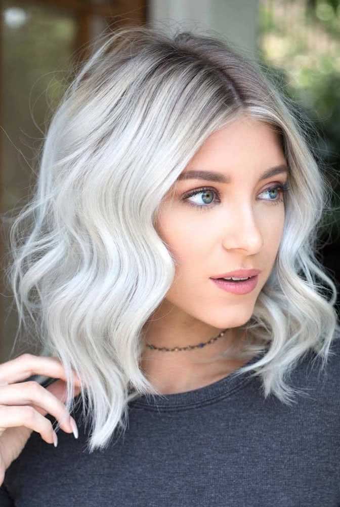 O cabelo platinado com raiz esfumada pode ser retocado com maior espaço de tempo