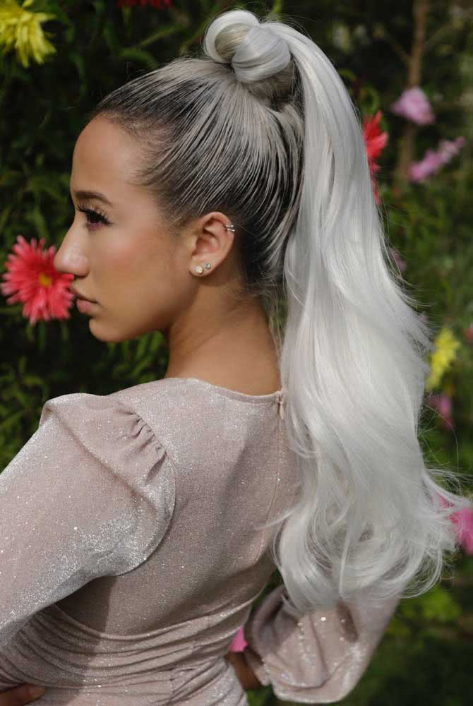 Cabelo longo, platinado e com raiz natural