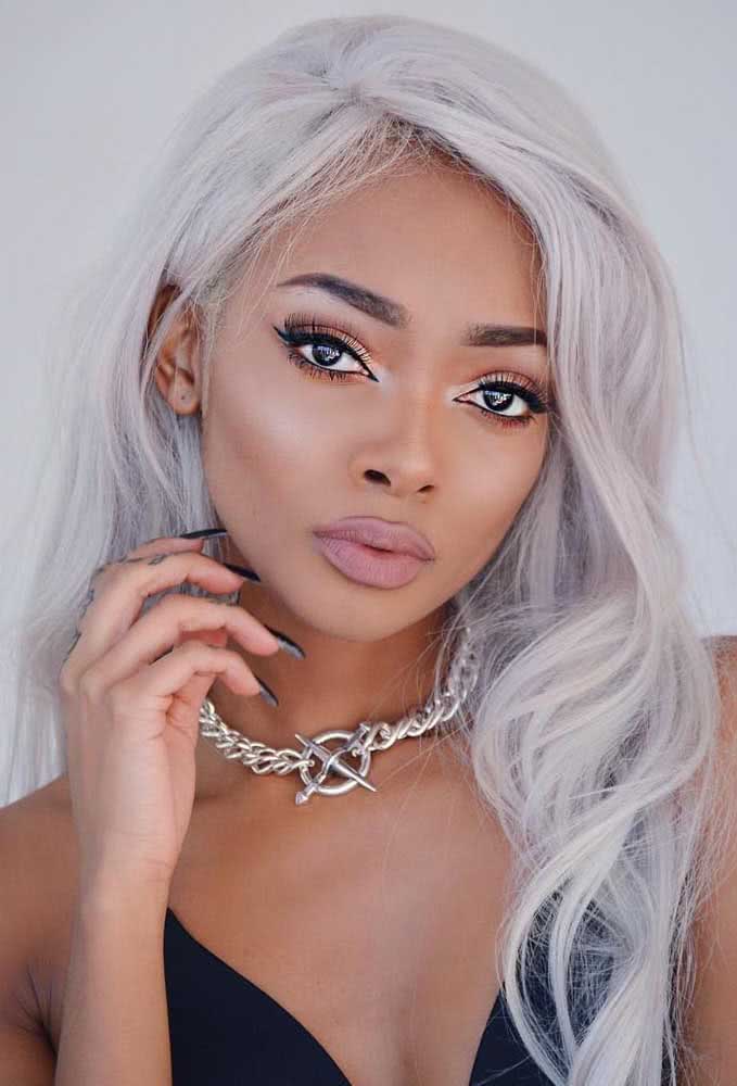 Cabelo platinado em pele negra: contraste incrível!