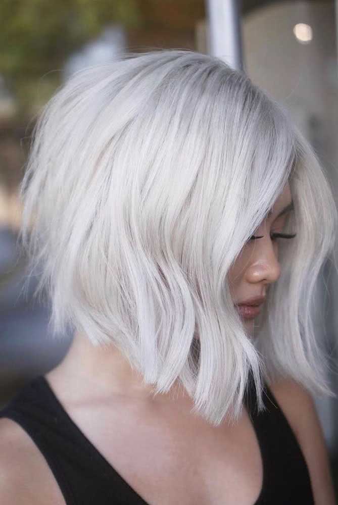 Cabelo platinado long bob: moderno na cor e no corte