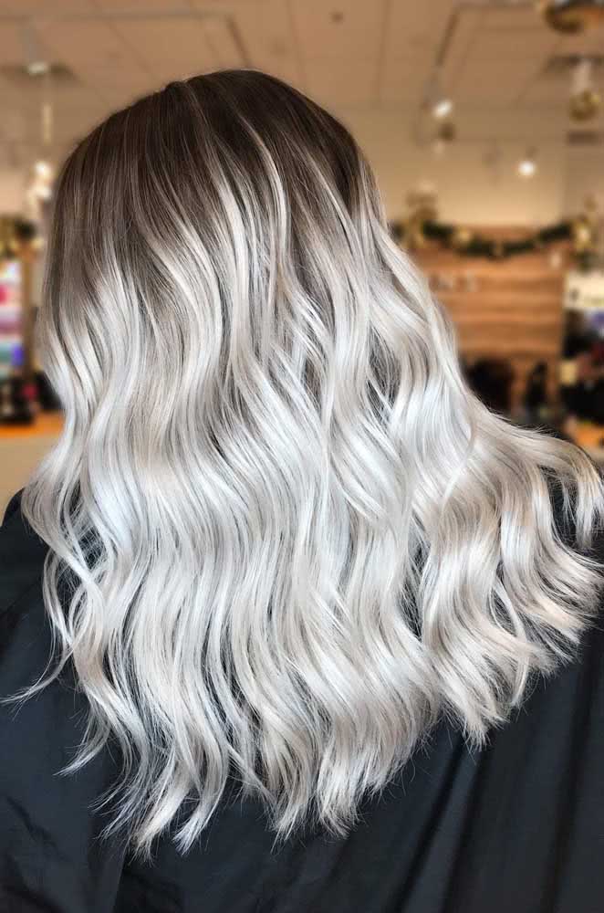 Cabelo platinado ondulado: a raiz esfumada facilita a manutenção