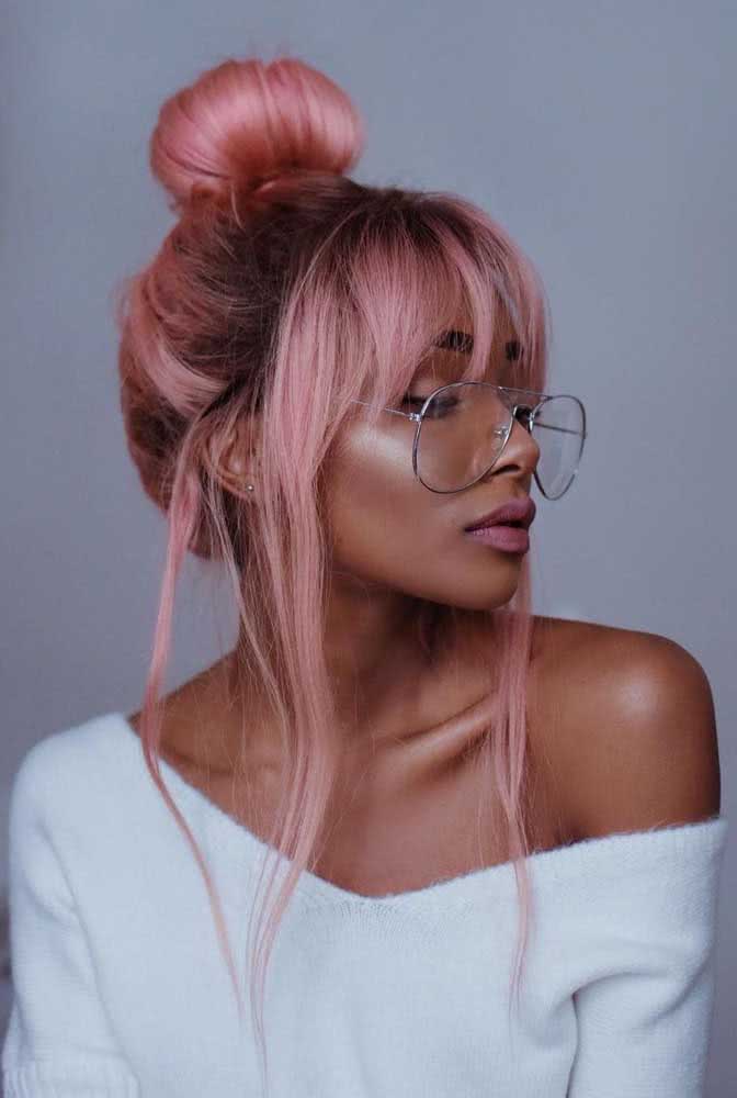 Cabelo rosa pastel em pele morena. Repare que a raiz guarda a tonalidade natural dos fios