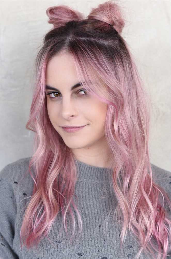 Os tons de pele mais frios combinam super bem com o cabelo rosa pastel
