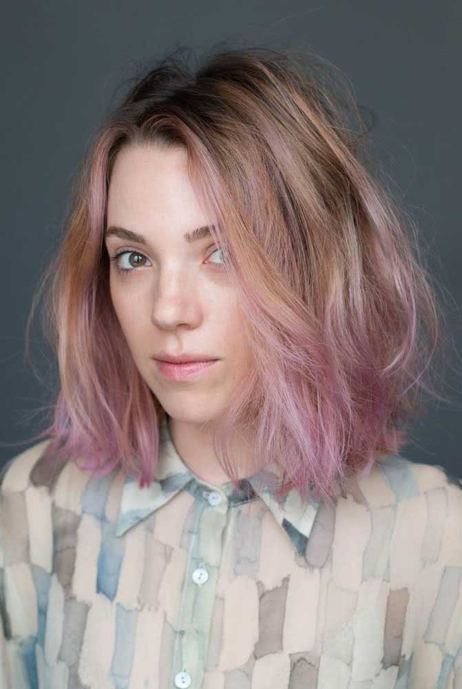 Para as mais discretas, uma boa opção é fazer ombré hair em tom de rosa pastel