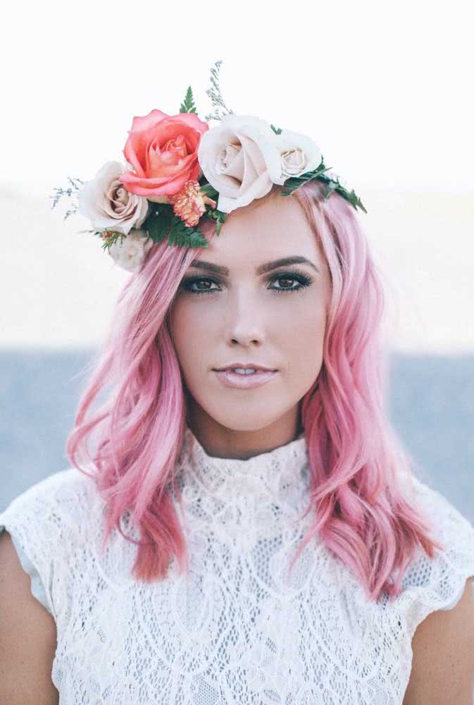 Flores no cabelo rosa pastel: dá para ficar mais delicado e feminino do que isso?