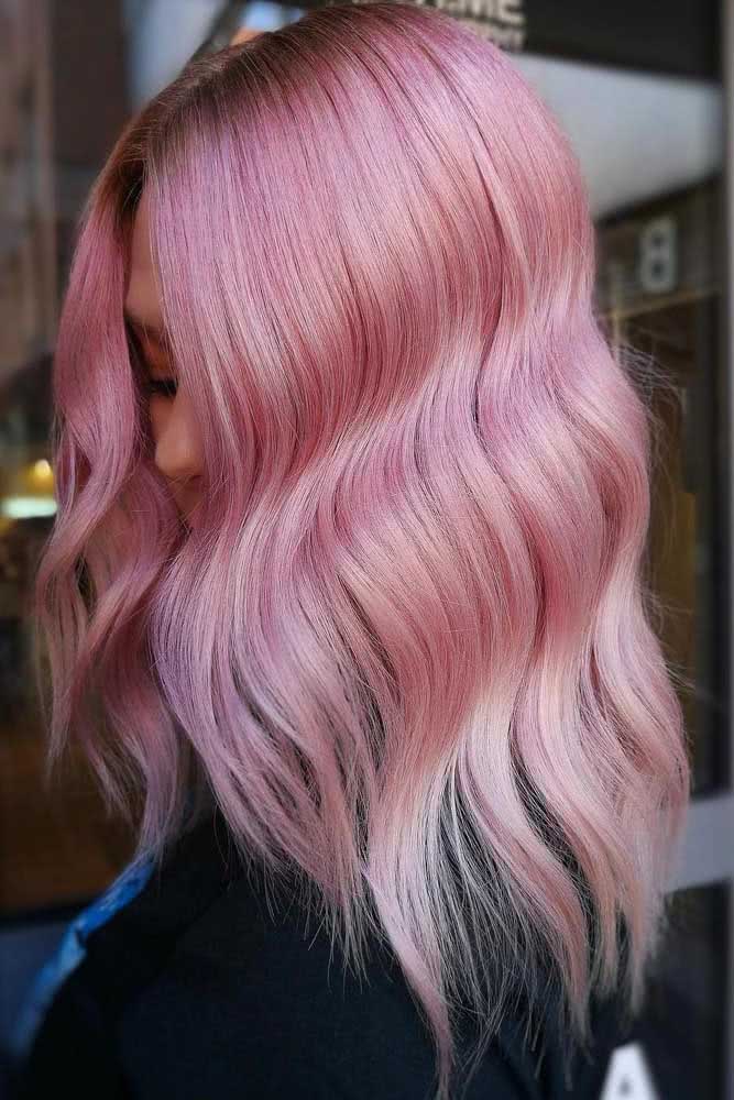 Cabelo rosa pastel perfeitamente ondulado para valorizar o tom