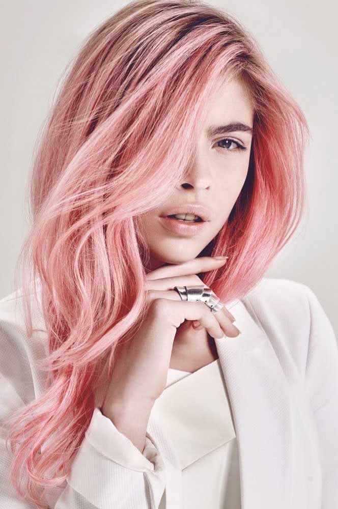 A elegância também é ponto forte do cabelo rosa pastel