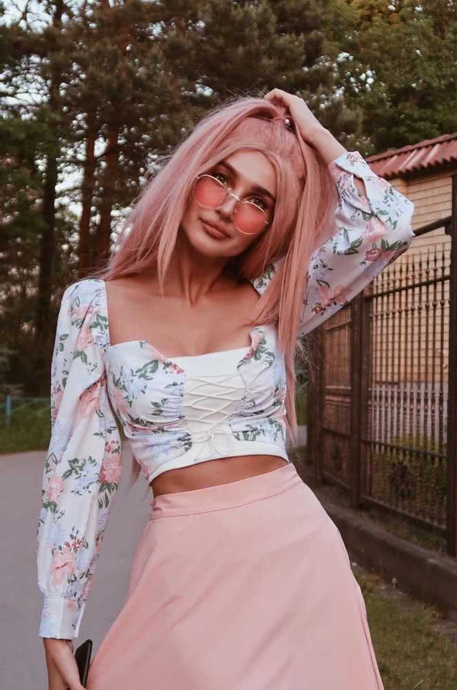 Para um visual mais feminino, aposte no cabelo rosa pastel combinado a flores e motivos românticos 