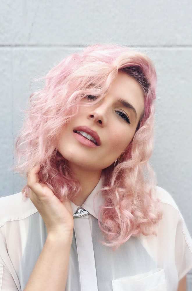 As cacheadas também ficam lindas de cabelo rosa pastel