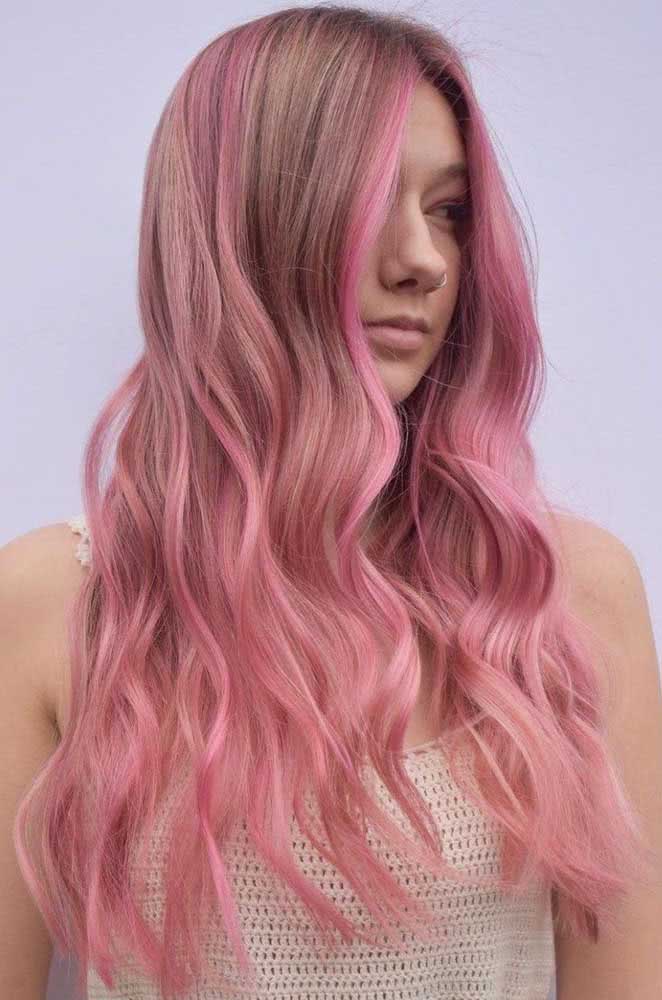 Para quem não quer ousar demais, a melhor opção é mesclar o rosa pastel com o tom natural do cabelo