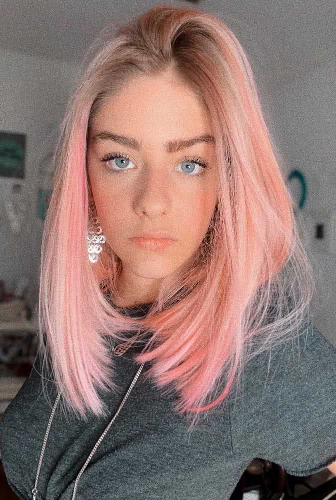 O cabelo rosa pastel vai bem em diferentes tons de pele