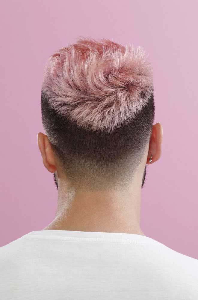 Cabelo rosa pastel masculino, porque não?