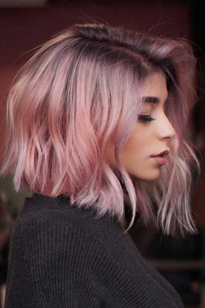 Um corte moderno para combinar com o cabelo rosa pastel