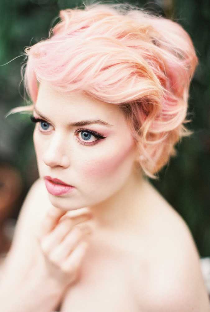 Cabelo rosa pastel com nuances alaranjadas