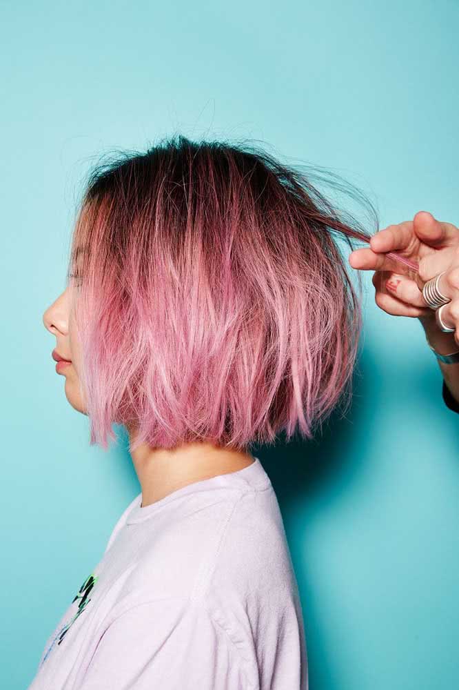 Cabelo em degrade do castanho para o rosa pastel 