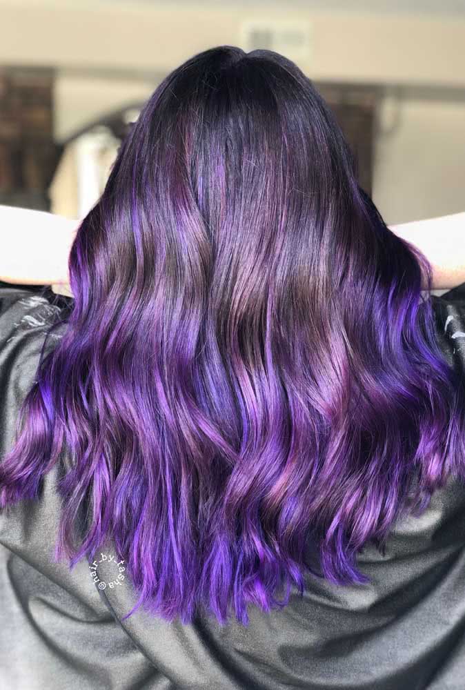 Cabelo roxo também pode ser bem hidratado e esbanjar saúde