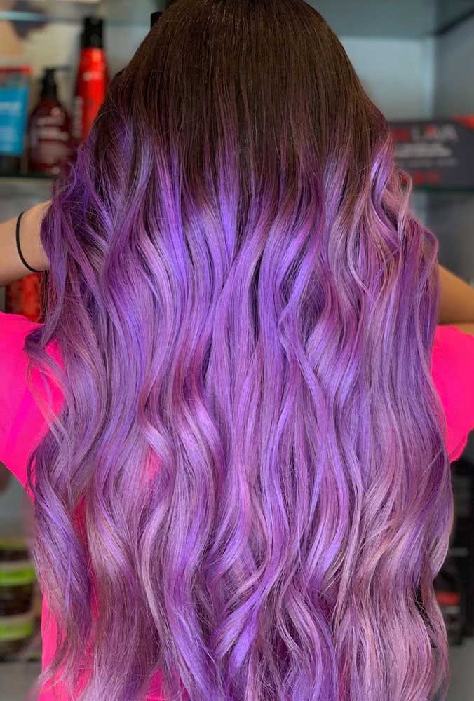 Cabelo longo roxo da raiz até as pontas